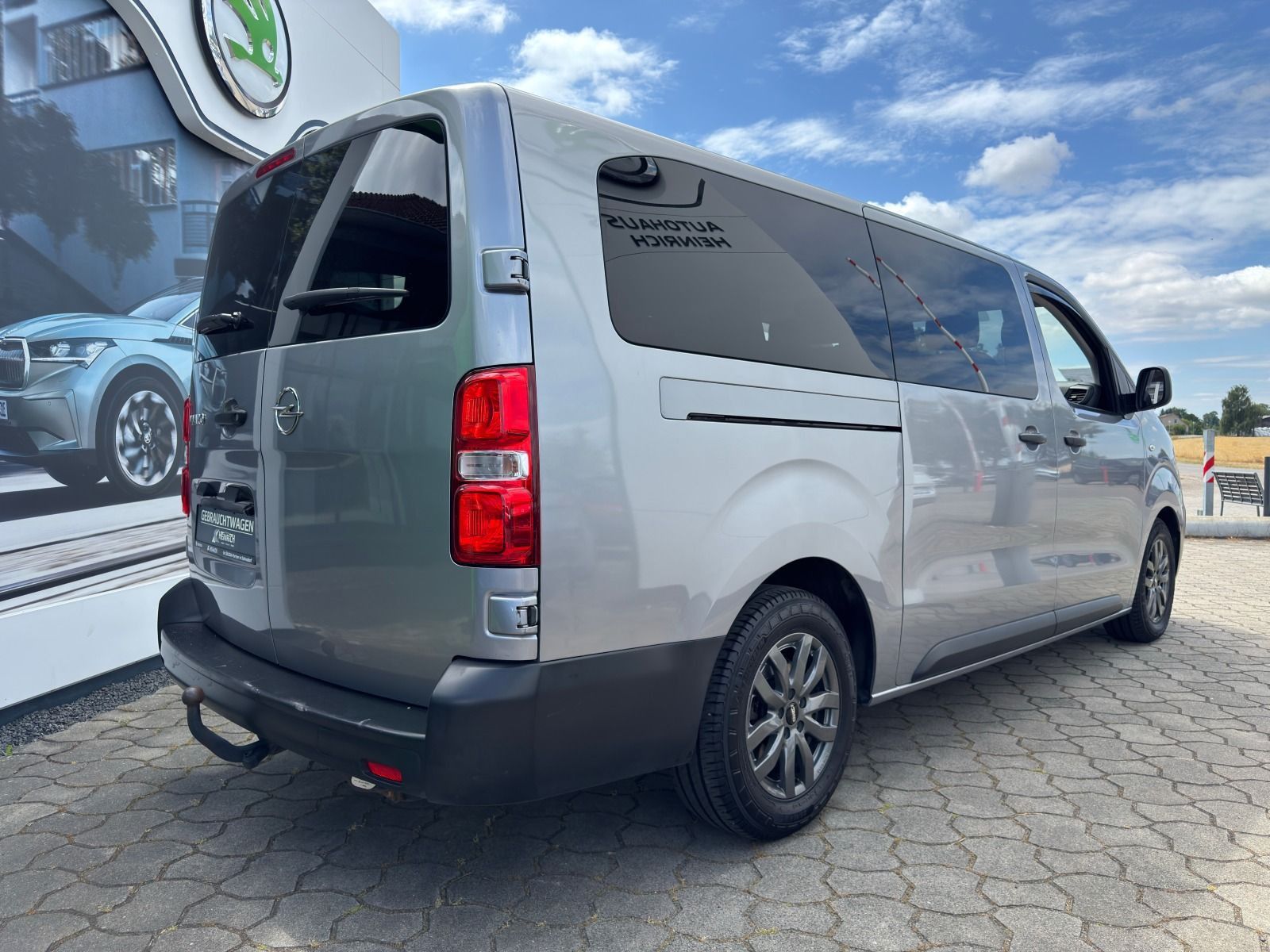 Fahrzeugabbildung Opel Vivaro L3 9Sitzer 144PS 6-Gang*AHK*RFK*Klima*Eur