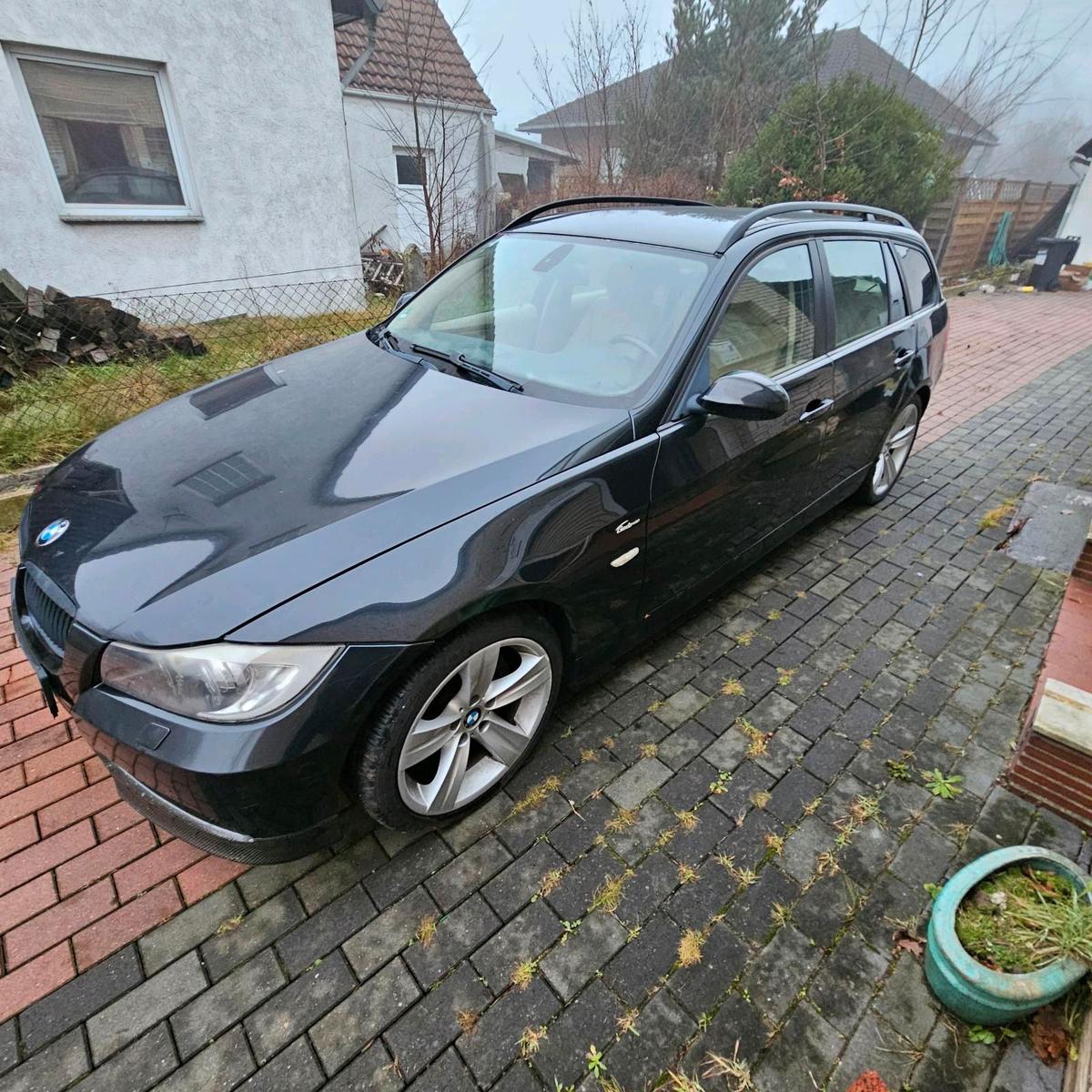 BMW 320 2007 — rear view