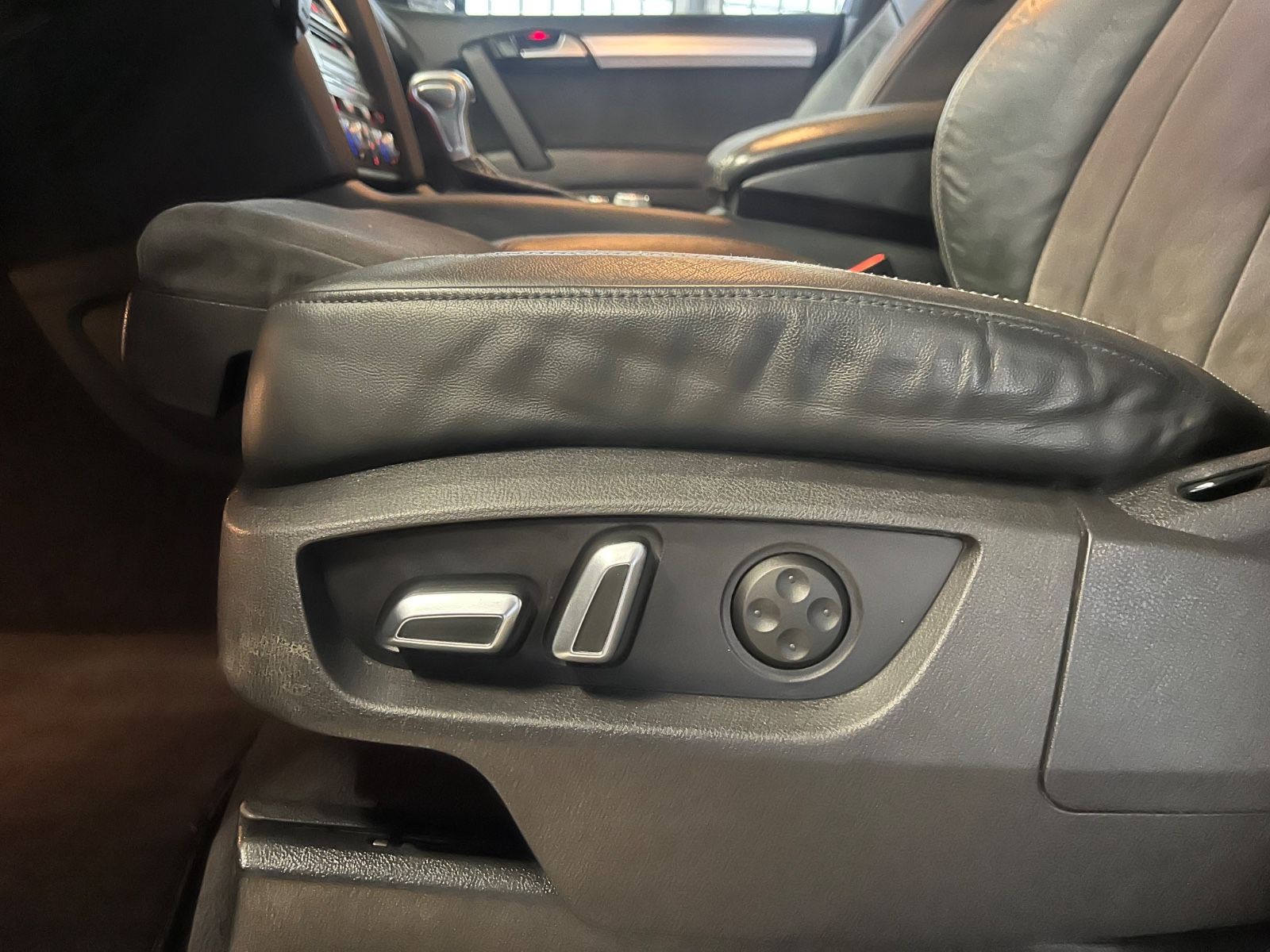 Fahrzeugabbildung Audi Q7 3.0 TDI  quattro S line V12 Paket *7.SITZER*