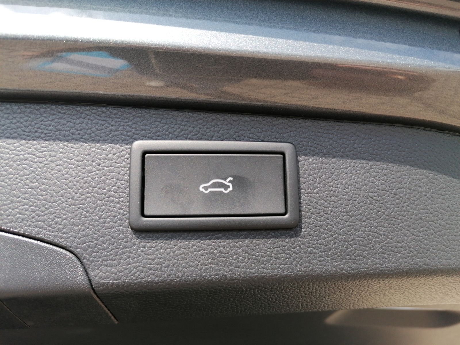 Passat R-Line 2.0 TDI 4MO STHZ+LEDER+AHK+PANO+