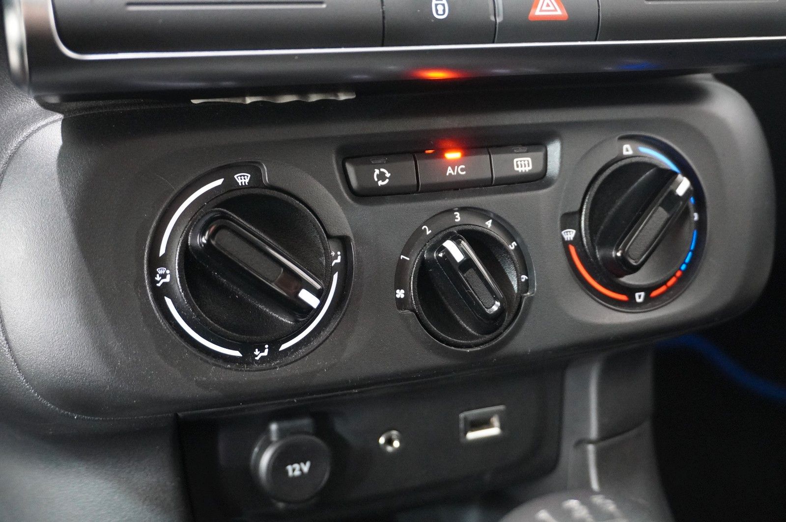 Fahrzeugabbildung Citroën C3 LIM. 1.2 LIVE KLIMA/TEMP./NEBEL/SPORT/USB