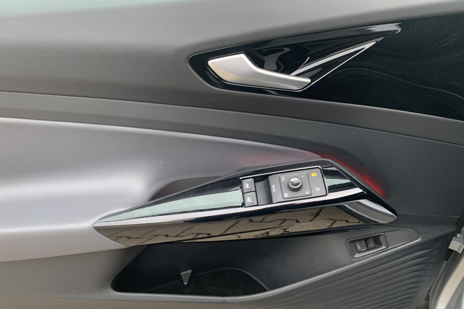 Fahrzeugabbildung Volkswagen ID.4 Pro Performance 150kW*Tech*Pano*LED-Matrix*