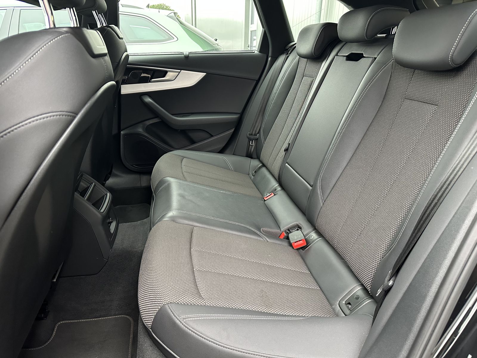 Fahrzeugabbildung Audi A4 Avant 40 TFSI S-Line NAV+LED+AHK+VCOCKPIT+ACC