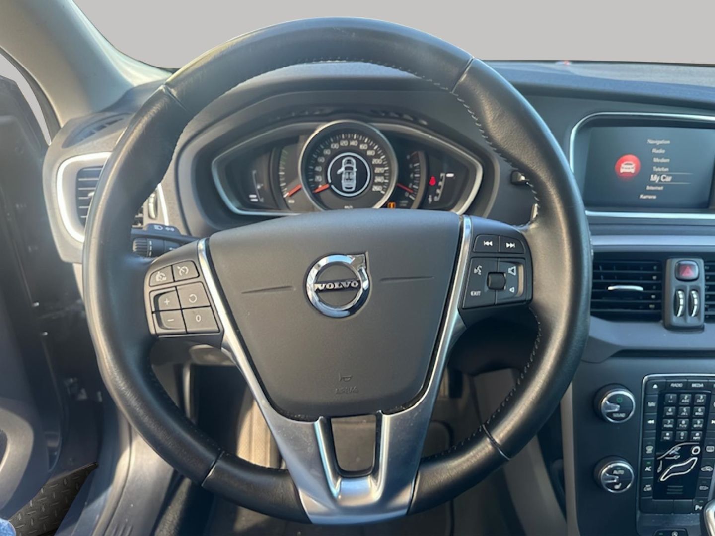 Fahrzeugabbildung Volvo V40 Momentum Navi Soundsystem LED Kurvenlicht Sp