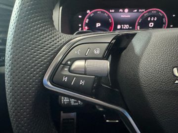 Skoda Karoq Sportline 1.5 Matrix+AHK+Panodach+Kamera