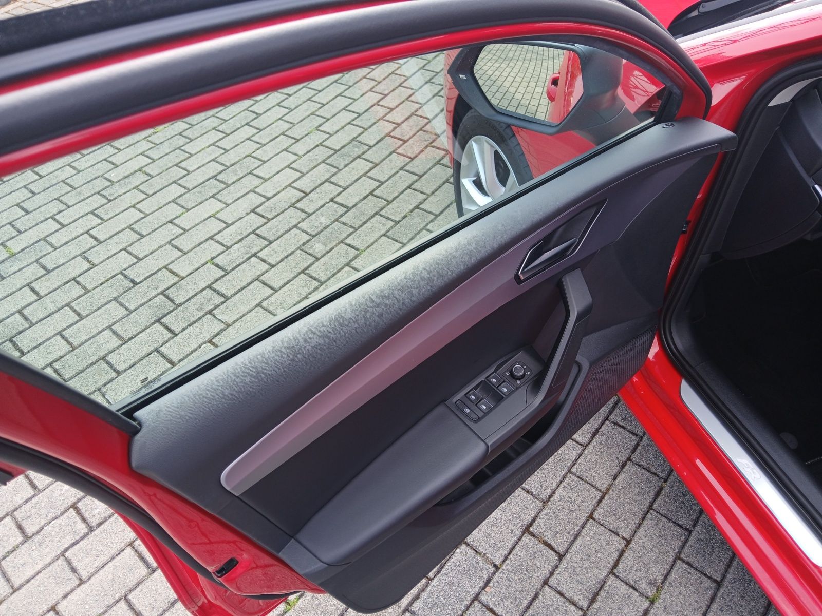 Fahrzeugabbildung SEAT Leon TSI FR-Line LED AHK GRA RFK LM