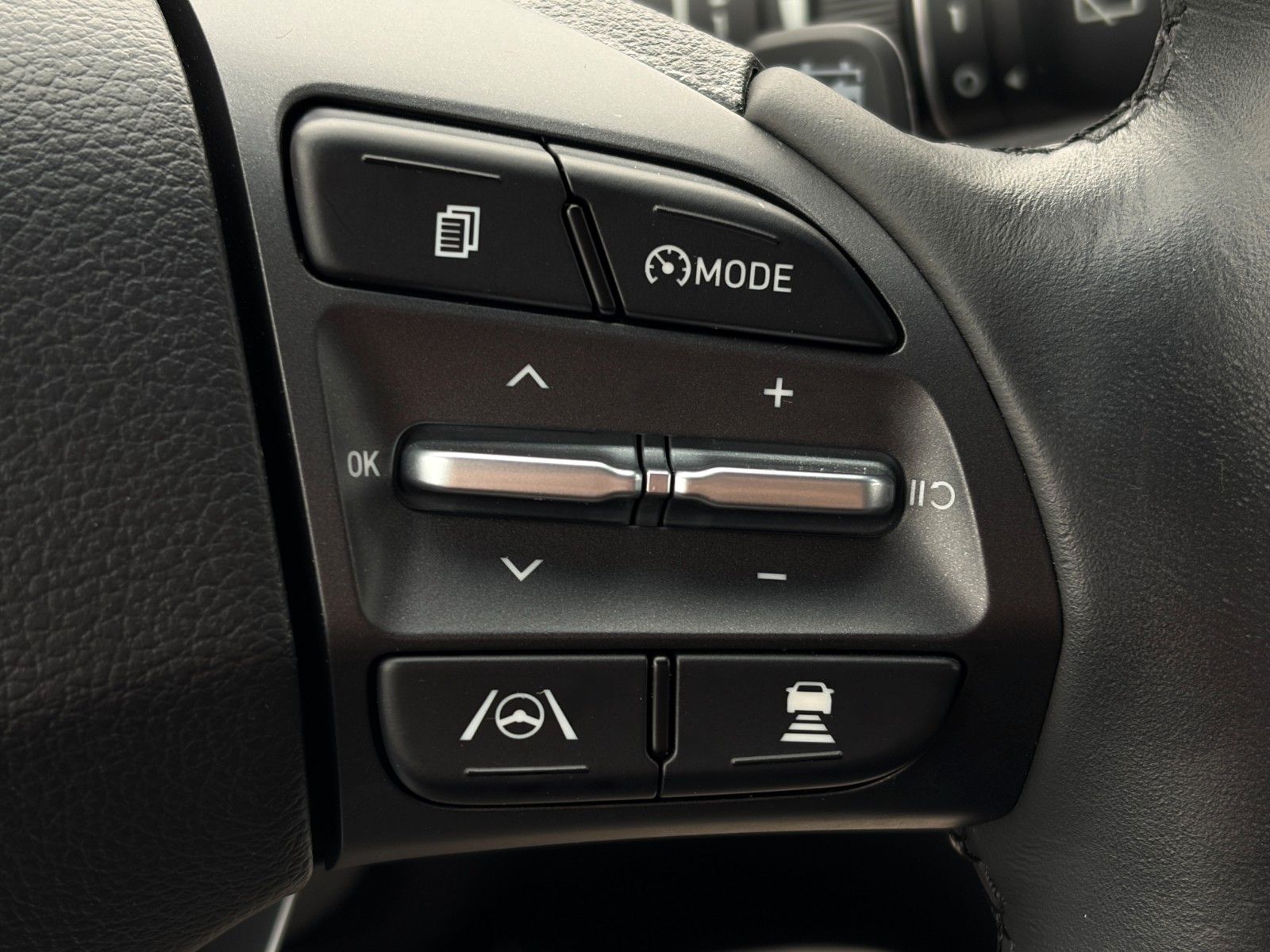 Fahrzeugabbildung Hyundai Kona Select Elektro Kamera CarPlay ACC SHZ LHZ