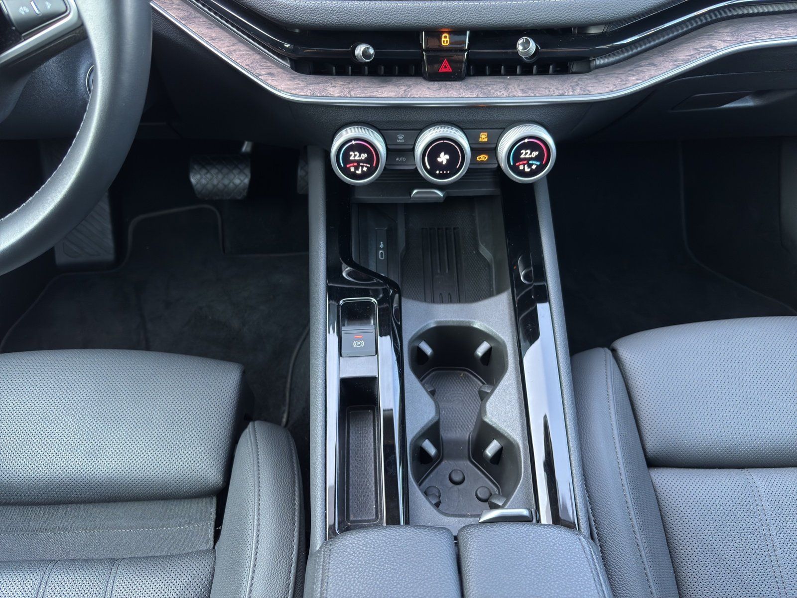 Fahrzeugabbildung SKODA Superb C L&K 2,0 TDI 110kW DSG/MATRIX/AHK/STANDH