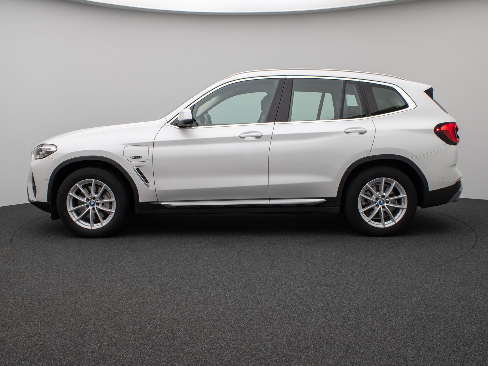 Fahrzeugabbildung BMW X3 xD30e Kamera HUD DAB Lenkrhzg Alarm AHK Sport