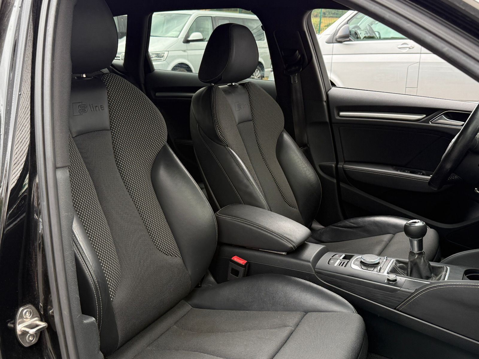 Fahrzeugabbildung Audi A3 Sportback S-Line Navi SHZ PDC Xenon Tempomat