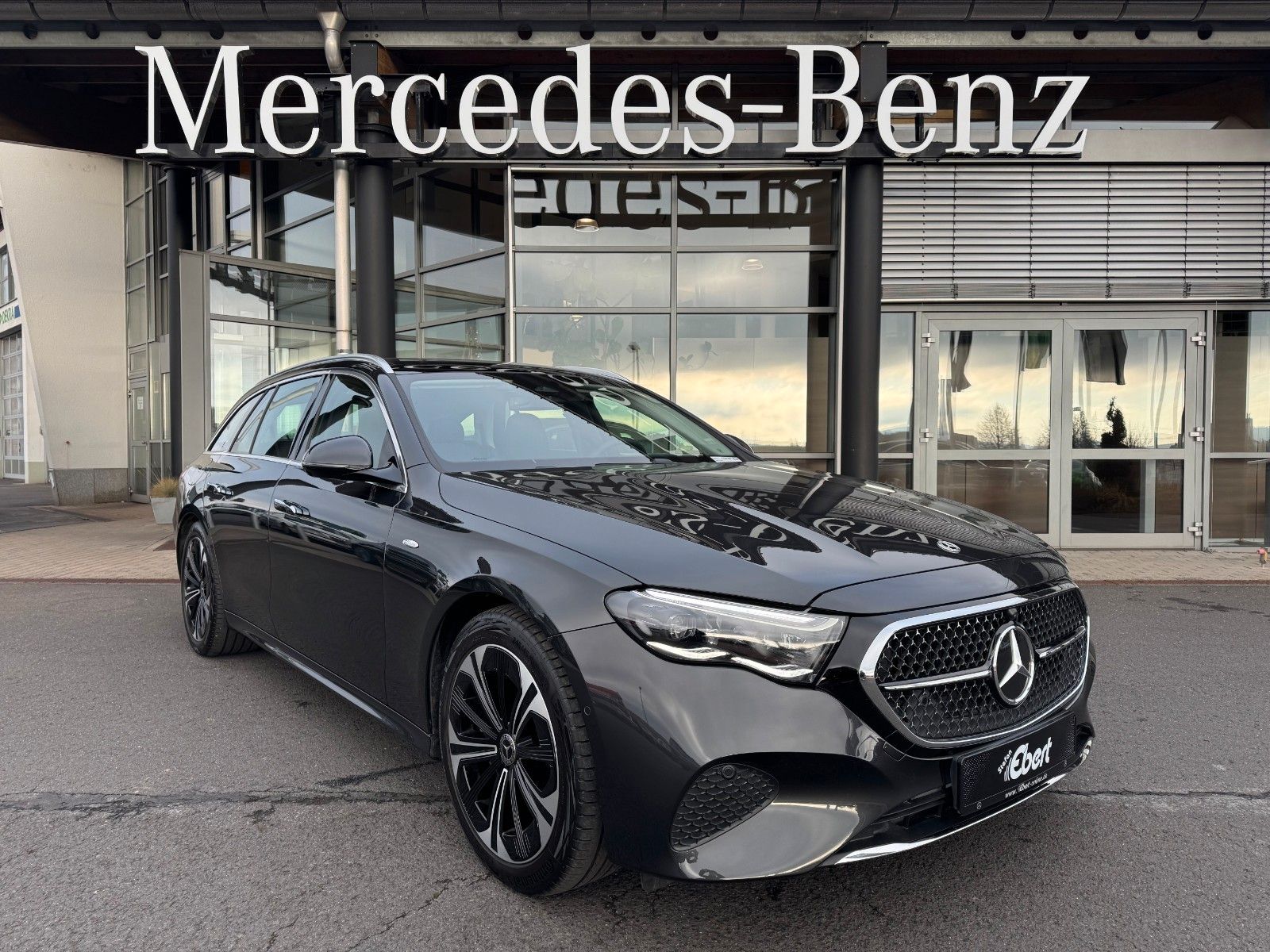 Fahrzeugabbildung Mercedes-Benz E 300de Avantgarde+Pano+AHK+DistrPro+Digital+360