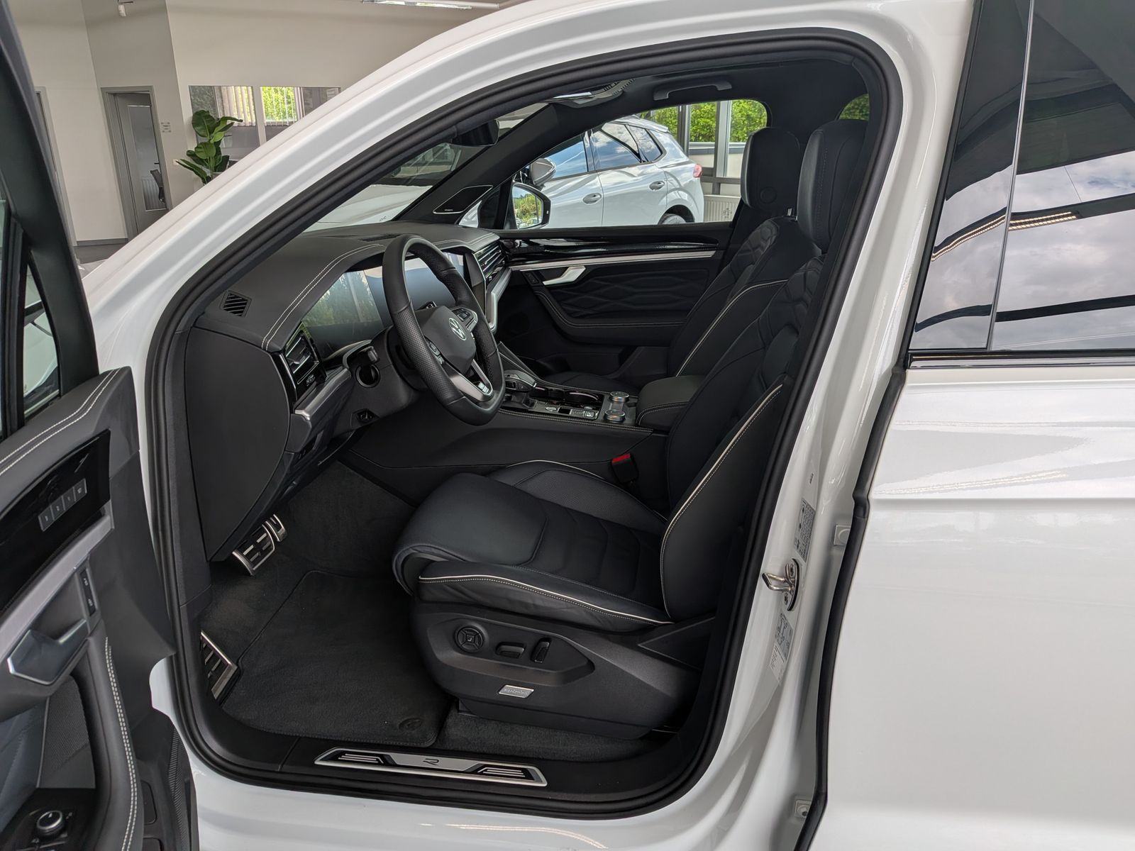 Fahrzeugabbildung Volkswagen Touareg 3.0TDI 4M R-Line VOLL Black 22" UPE 114T