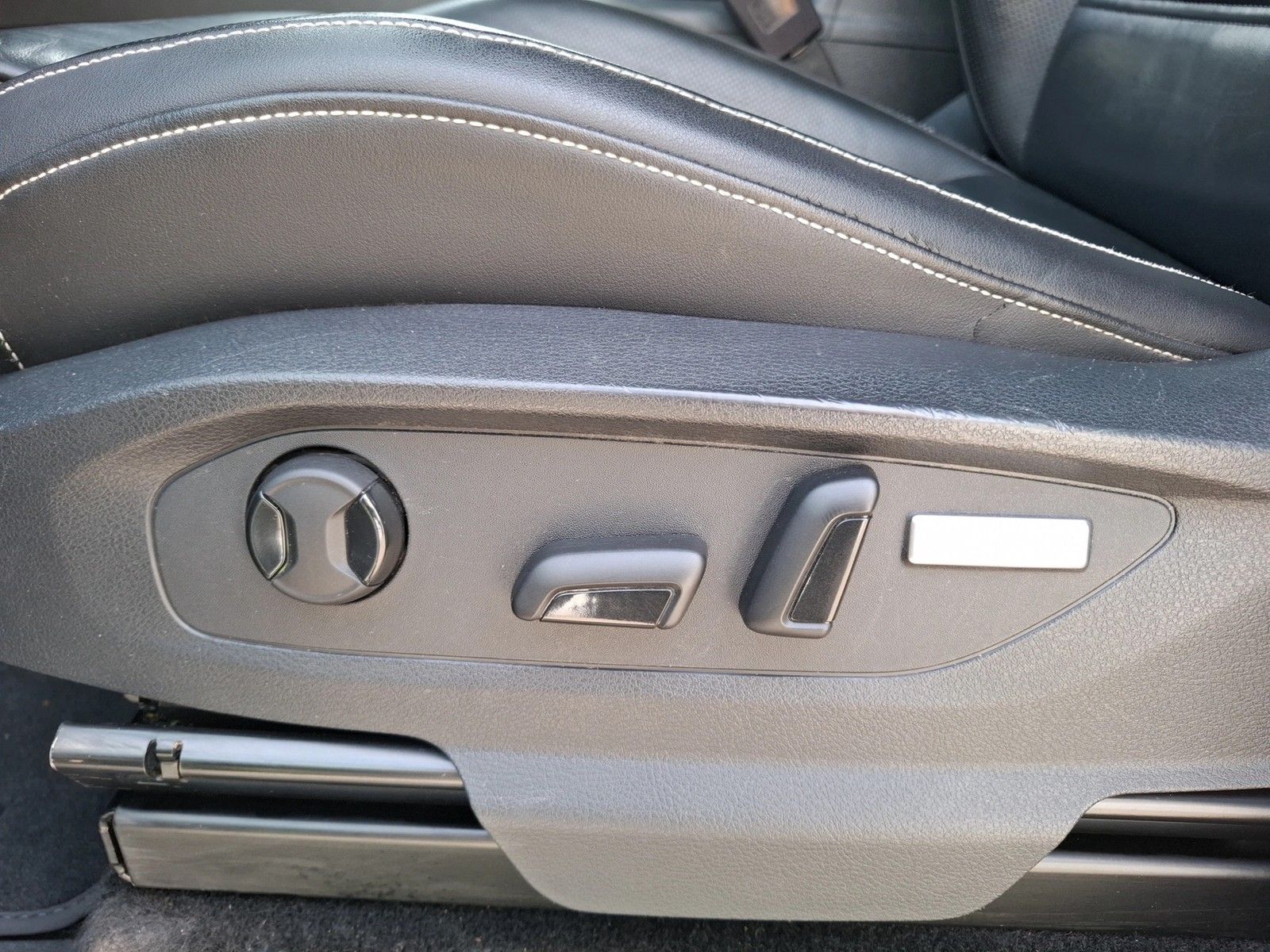 Fahrzeugabbildung Volkswagen Amarok TDI Aventura DC DSG 4M STH Xenon AHK Navi