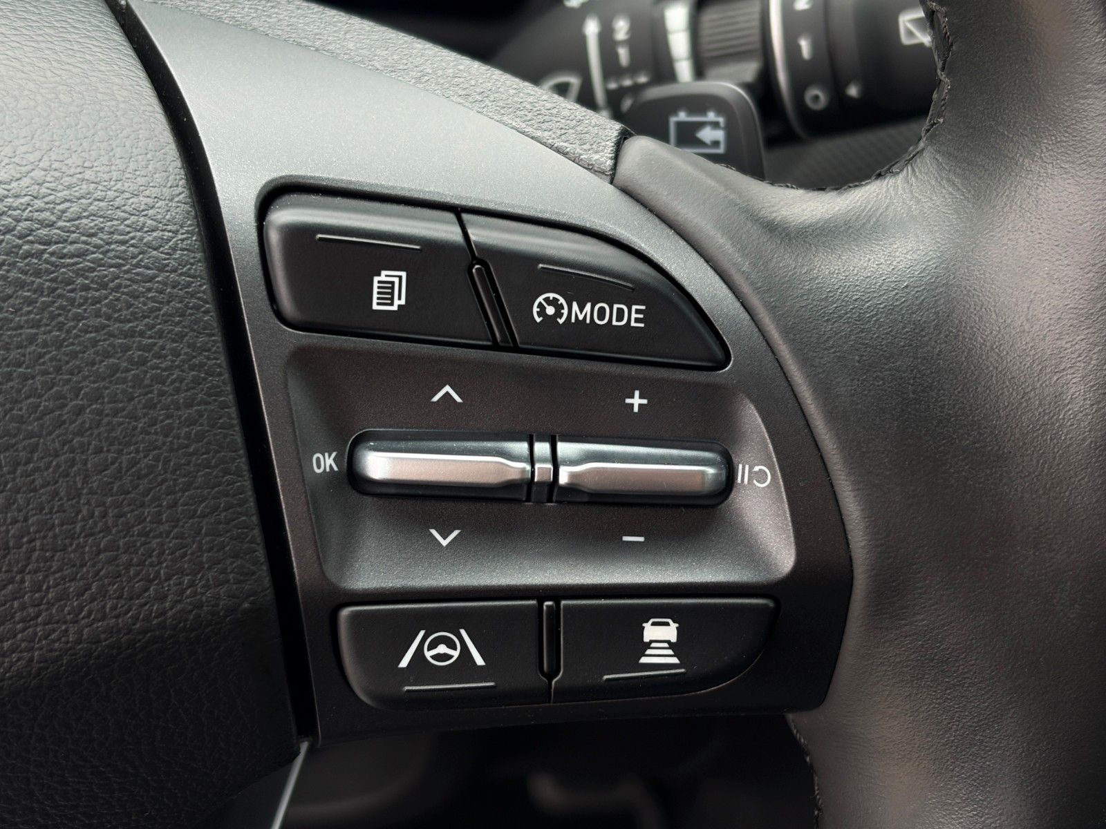 Fahrzeugabbildung Hyundai KONA E Select SHZ LHZ ACC PDC LFA LKA CAM CarPl.