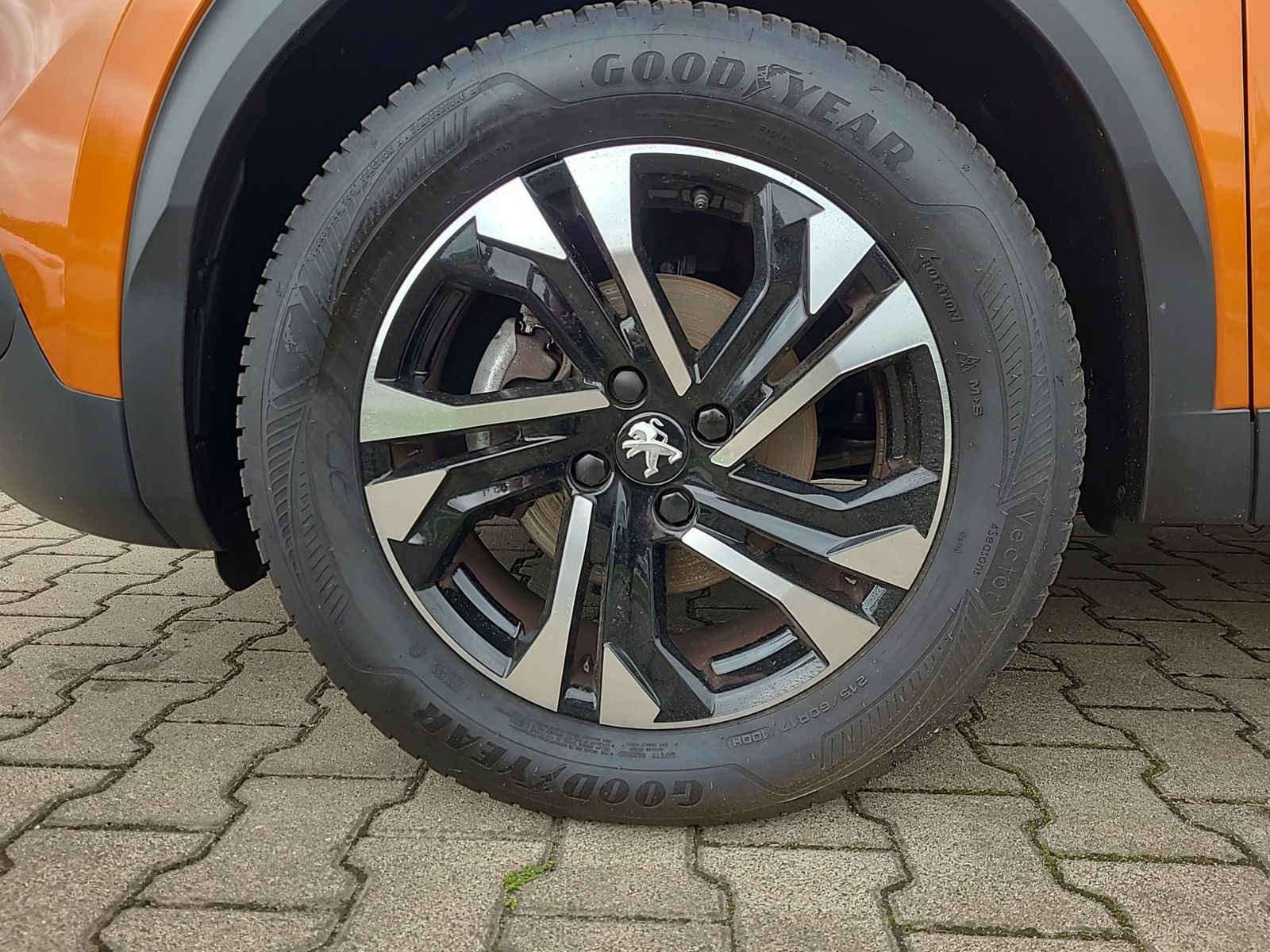 Fahrzeugabbildung Peugeot 2008 Allure +LED+TEMPOMAT+CARPLAY+LANEASSIST+