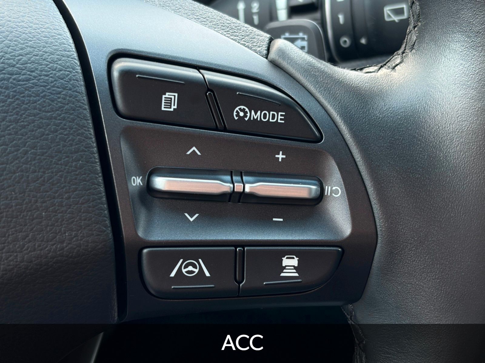 Fahrzeugabbildung Hyundai KONA E Select SHZ LHZ LKA LFA ACC Navi CarPlay