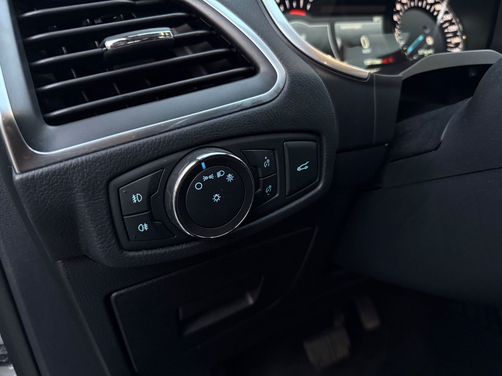 Fahrzeugabbildung Ford S-MAX Titanium/LED/AHK/7-Sitzer/8.Fach/Automatik