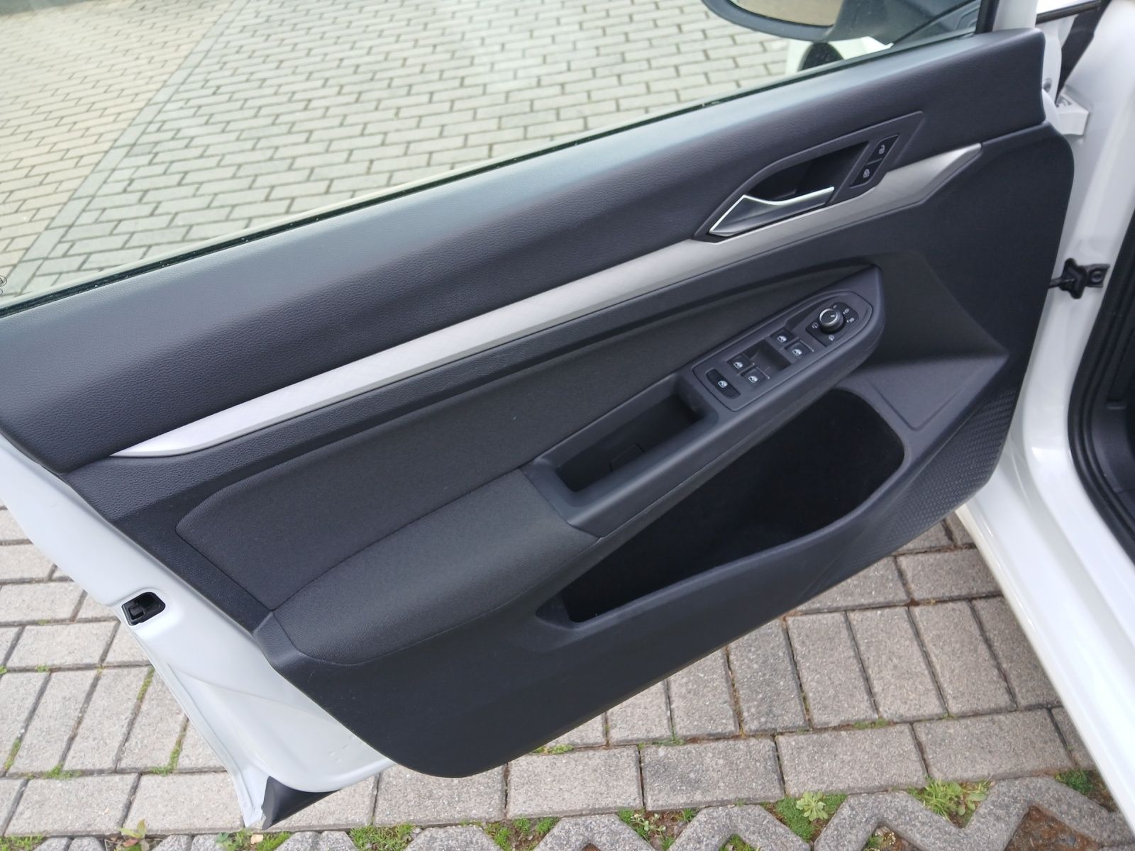 Fahrzeugabbildung Volkswagen Golf VIII eTSI Life DSG LED AHK Navi Pano AID AC