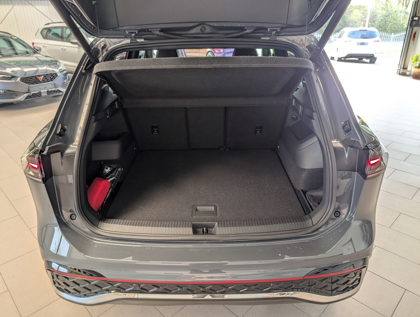 Fahrzeugabbildung Volkswagen Tiguan 2.0TDI R-Line 4M Pano H/K AHK Matrix 20"