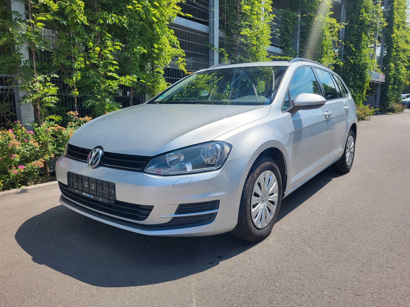 Volkswagen Golf - 1