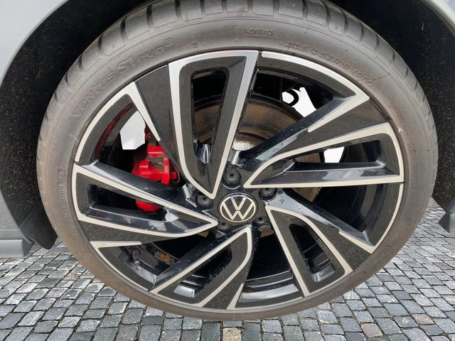 Fahrzeugabbildung Volkswagen Golf VIII 2.0 TSI GTI Clubsport *ACC*DSG*SHZ*LM