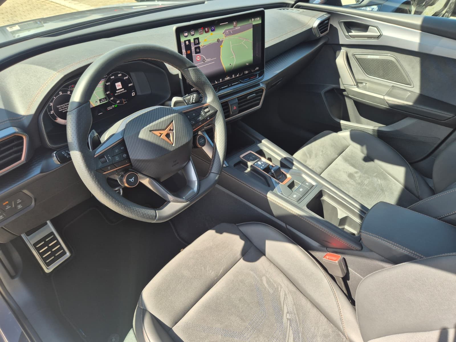 Fahrzeugabbildung CUPRA Leon 1.5 eTSI PANO*DCC*MATRIX*DINAMICA*AHK*5JG.
