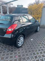 Hyundai i20 1.2 Edition Plus schwarz - Hyundai i20 Gebrauchtwagen in Duisburg