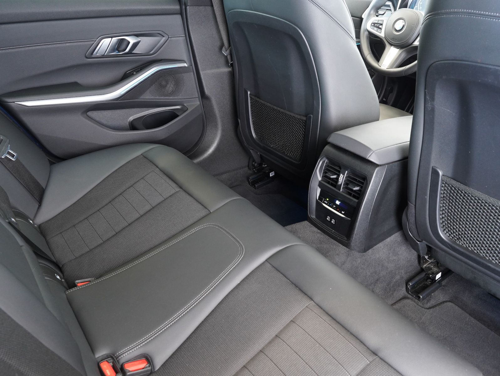Fahrzeugabbildung BMW 330 e Touring Sport Line INDIVIDUAL/HEADUP/LASER