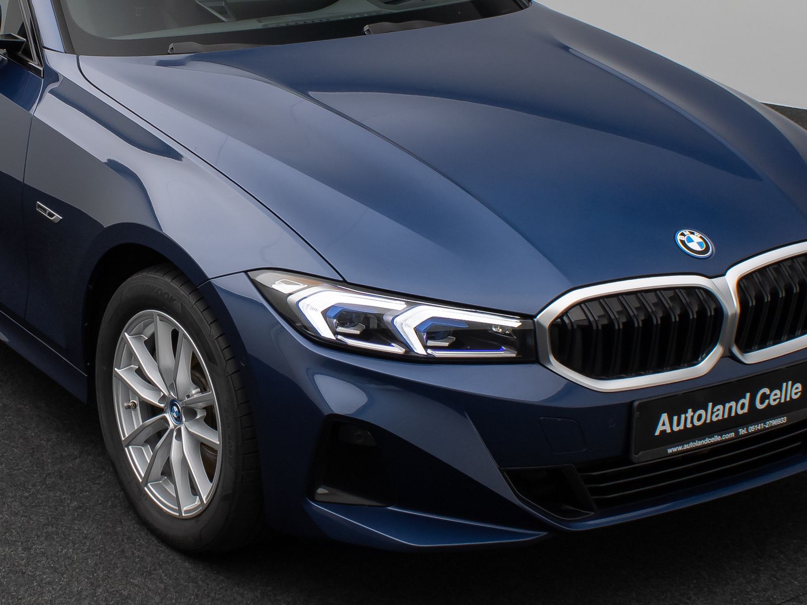 Fahrzeugabbildung BMW 330e xD Kamera HUD DAB Alarm Komfort LED Sport