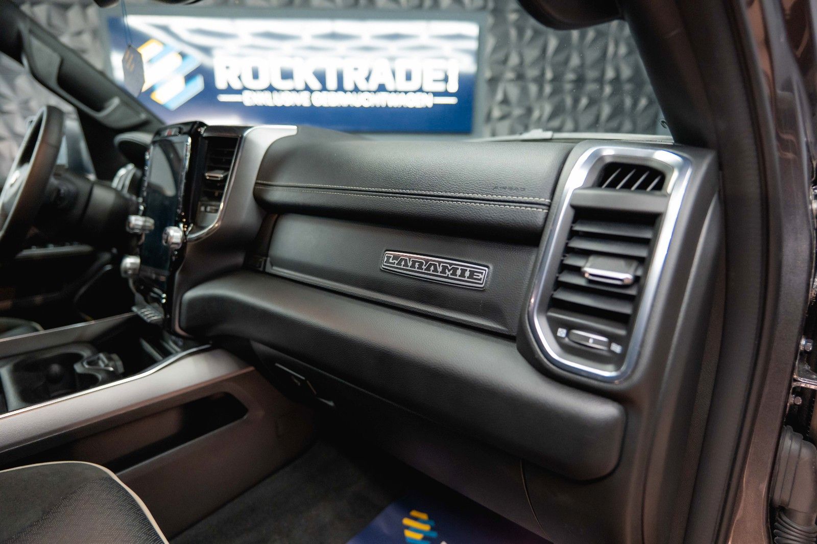 Fahrzeugabbildung Dodge RAM 5.7 V8 HEMI 4x4 LARAMIE Offroad Night LED