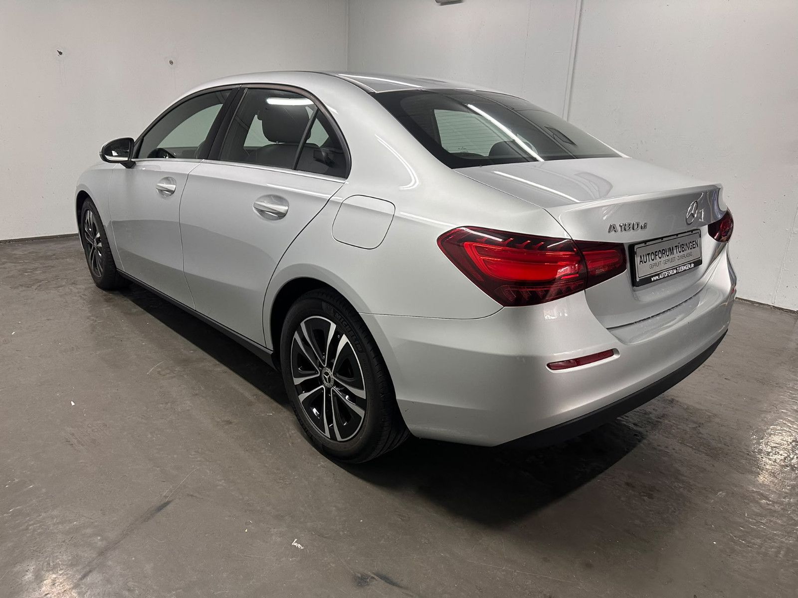 Fahrzeugabbildung Mercedes-Benz A 180 d DCT *LIMOUSINE *KLIMA*NAVI*CARPLAY*