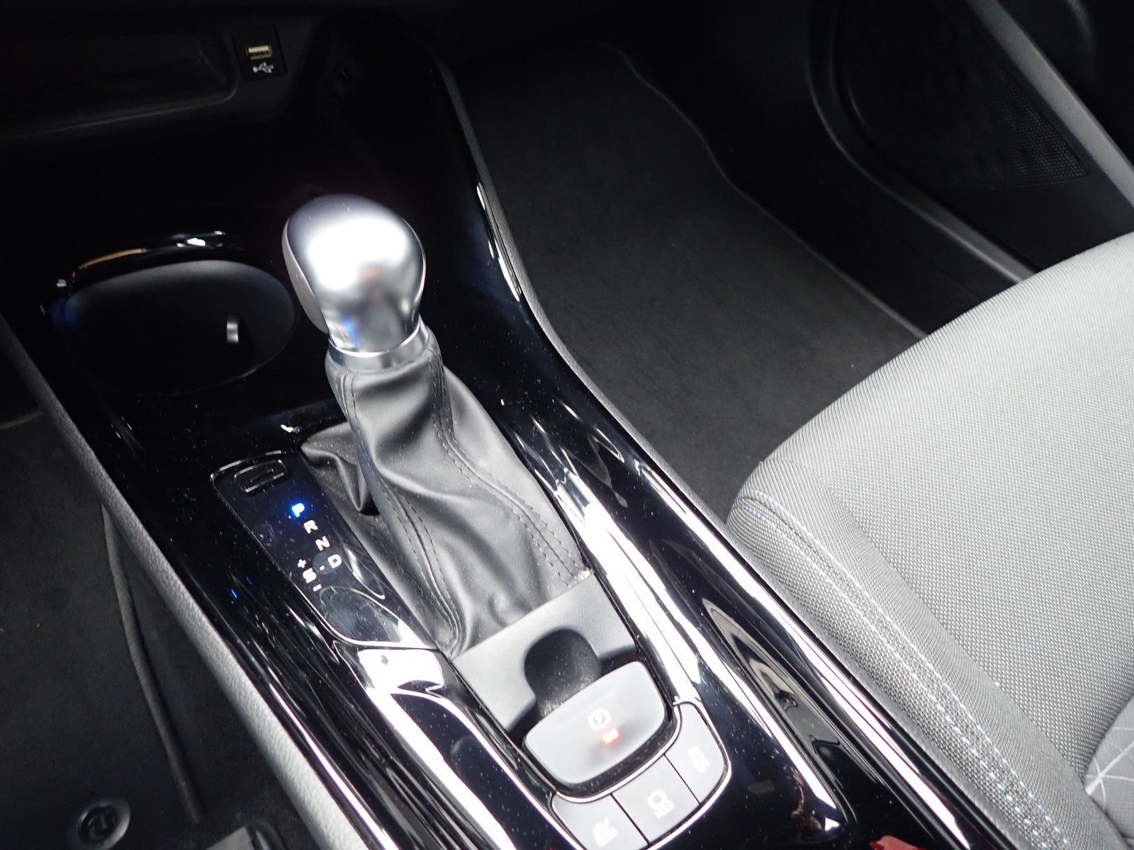 Fahrzeugabbildung Toyota C-HR Hybrid Team D 2.0