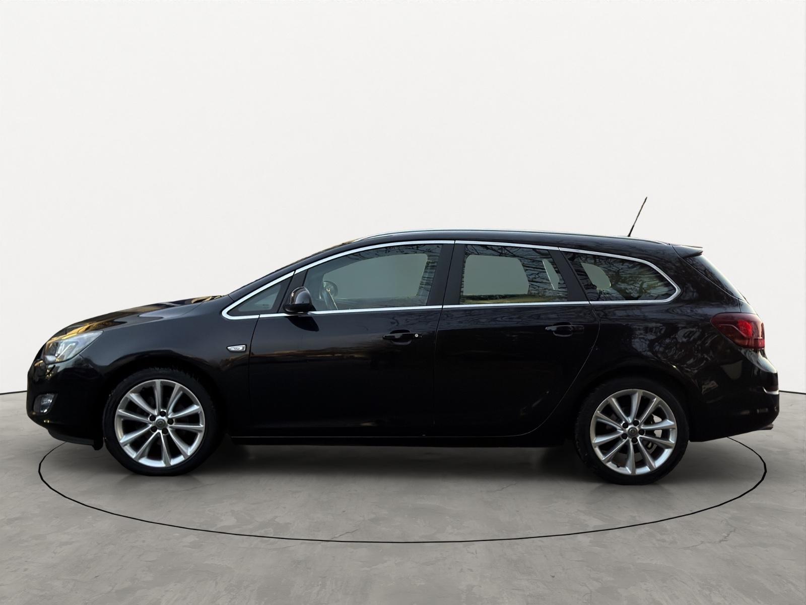 Opel Astra 2011 — rear view