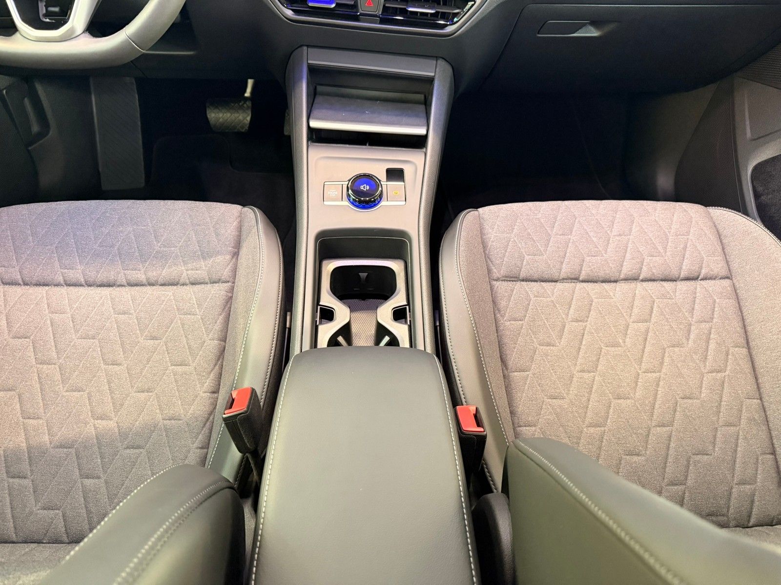 Fahrzeugabbildung Volkswagen Tiguan 1.5 TSI eHybrid +AHK+Kamera+DCC +IQ.Light