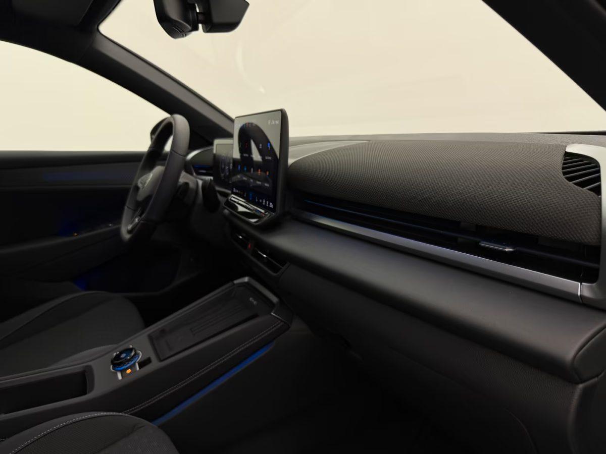 Volkswagen T-Roc 1.5 eTSI DSG R-Line +BLACK-STYLE+CAM+AHK+