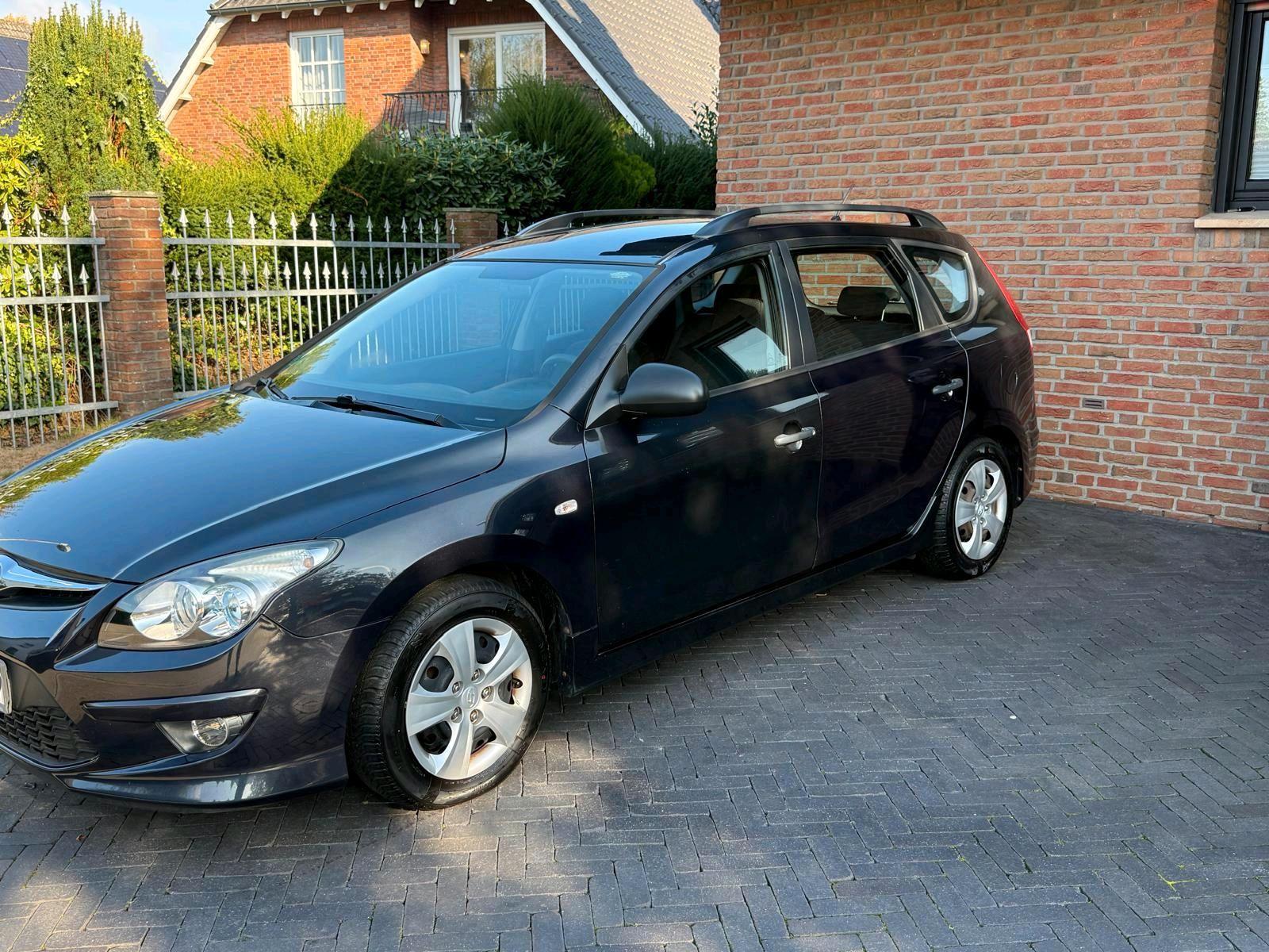 Hyundai i30 2011 — вигляд ззаду