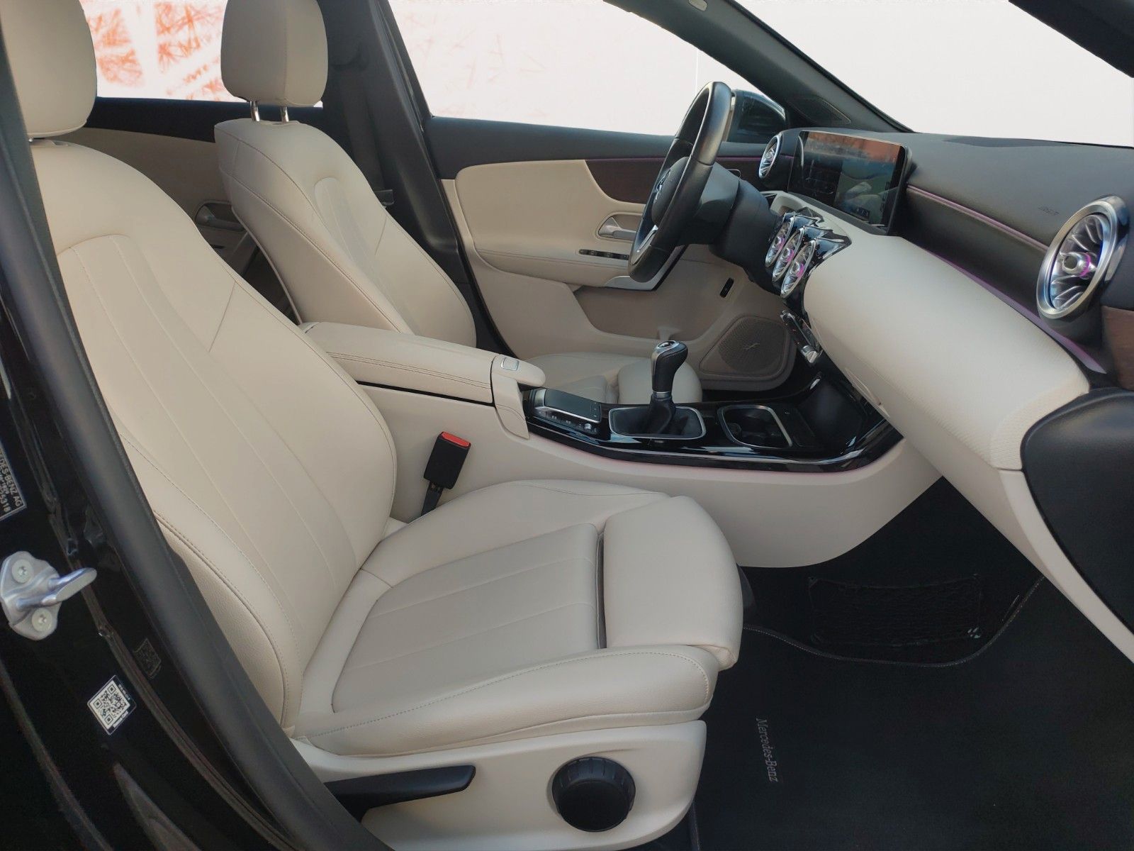 Fahrzeugabbildung Mercedes-Benz A200 Lim. ! NAVI ! PANORAMA ! LEDER ! MOTOR NEU