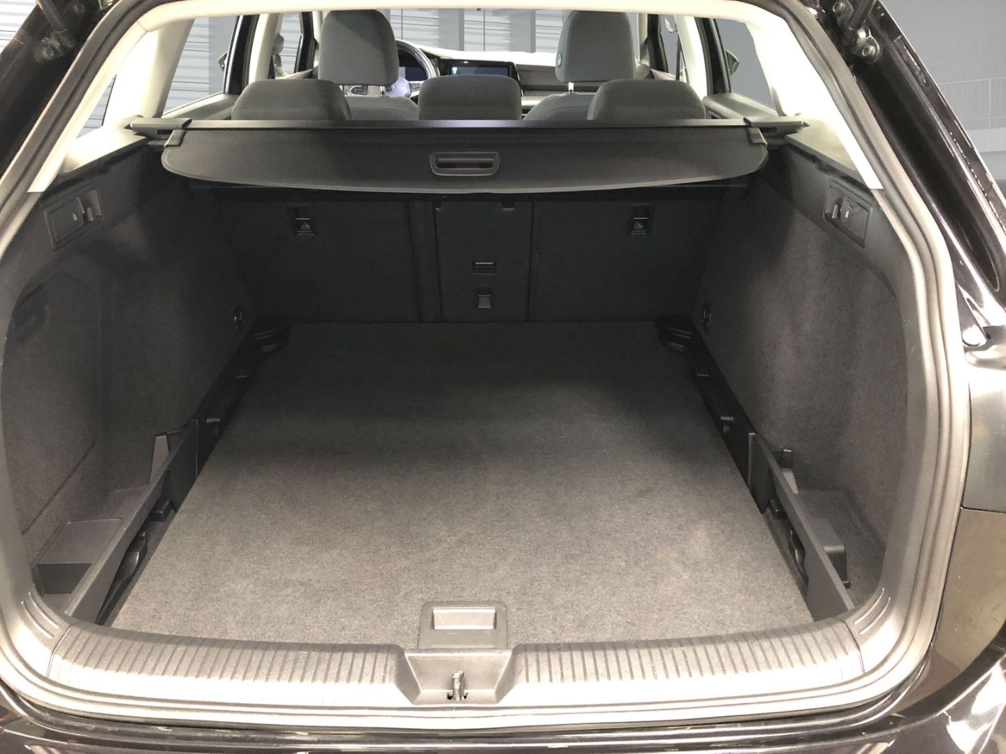 Fahrzeugabbildung Volkswagen Golf Variant Life 2.0 TDI AHK-klappbar Navi Digi