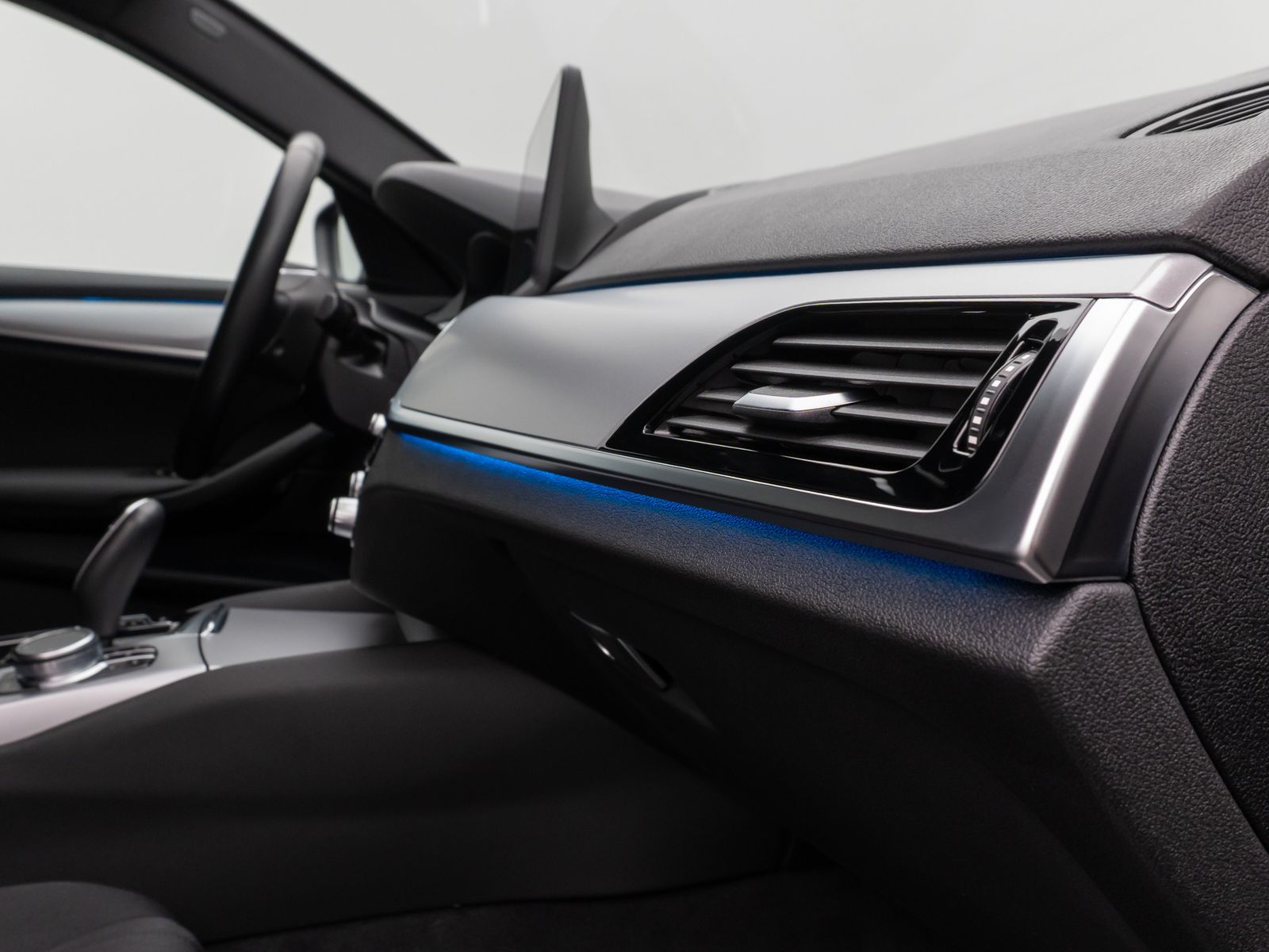 Fahrzeugabbildung BMW 530e xD HUD DAB CockPitPro PDC Komfort Alarm LED