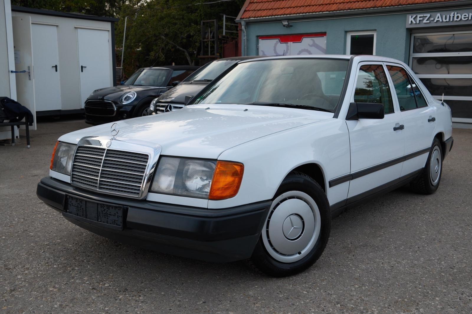 Mercedes-Benz 230 / Schiebedach / W124 / Radio