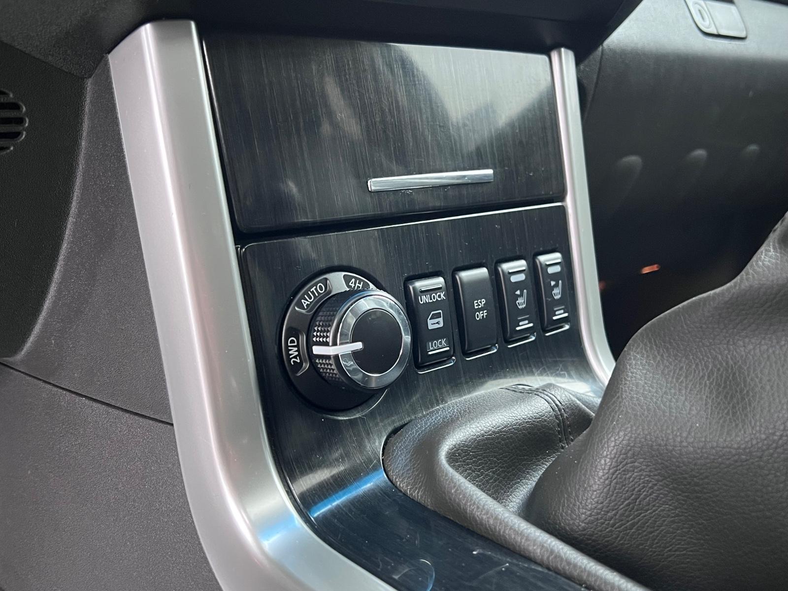 NISSAN PATHFINDER 2.5 dCi 190ch LE 4X4 - 7 PLACES - TOIT PANORAMIQUE - INTERIEUR CUIR CHAUFFANT - GPS - ATTELAGE