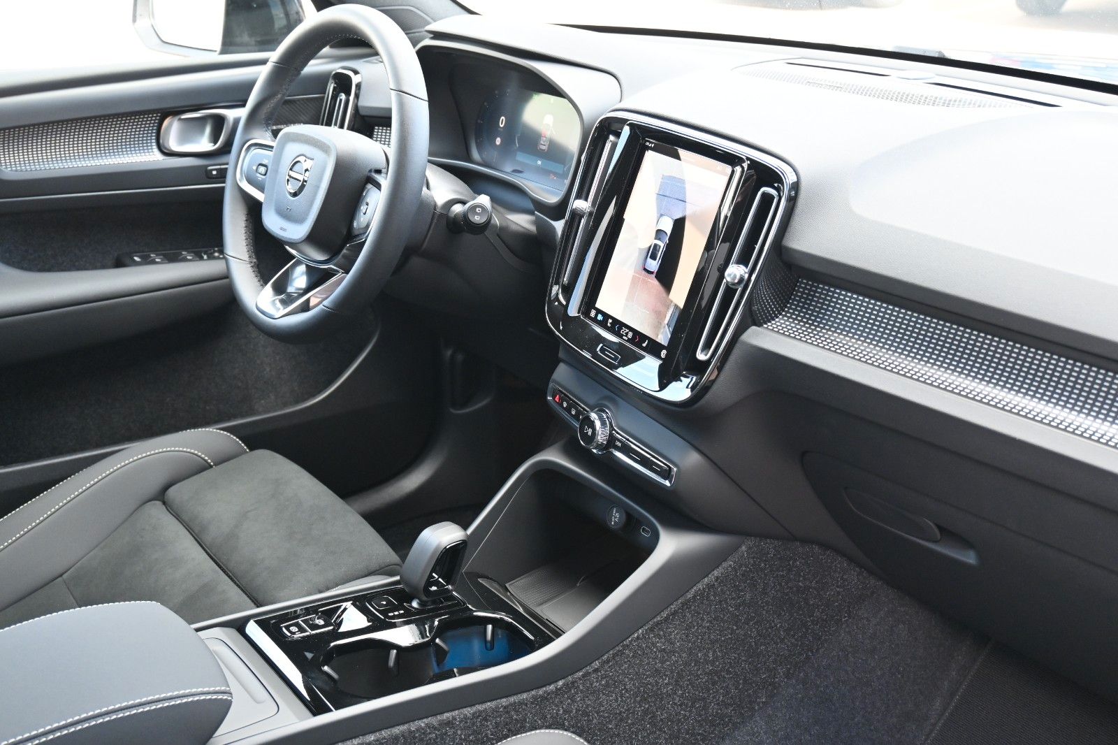 Fahrzeugabbildung Volvo XC40 B3 DKG Ultra Dark*FSHZG*PANO*360°*ACC
