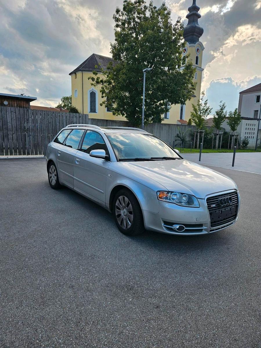 Audi A4 2004 — салон
