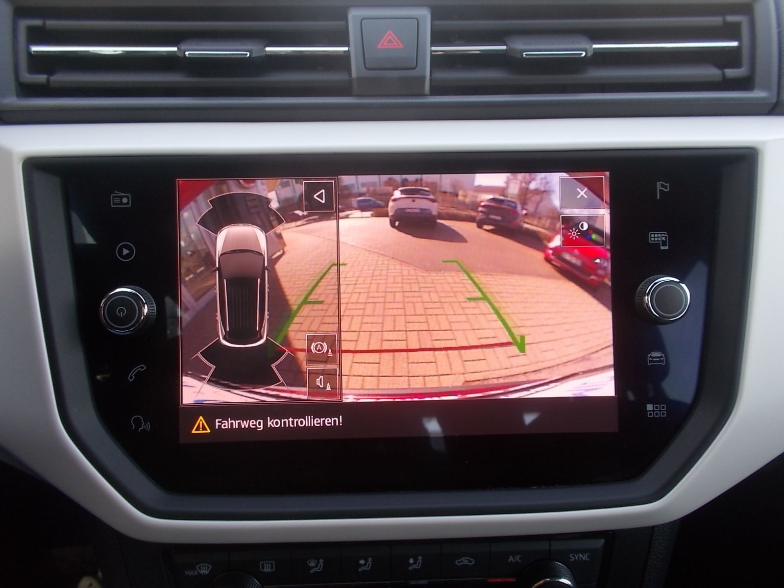 Fahrzeugabbildung SEAT Arona Xcellence 1.0 TSI DSG + LED + NAVI + AC