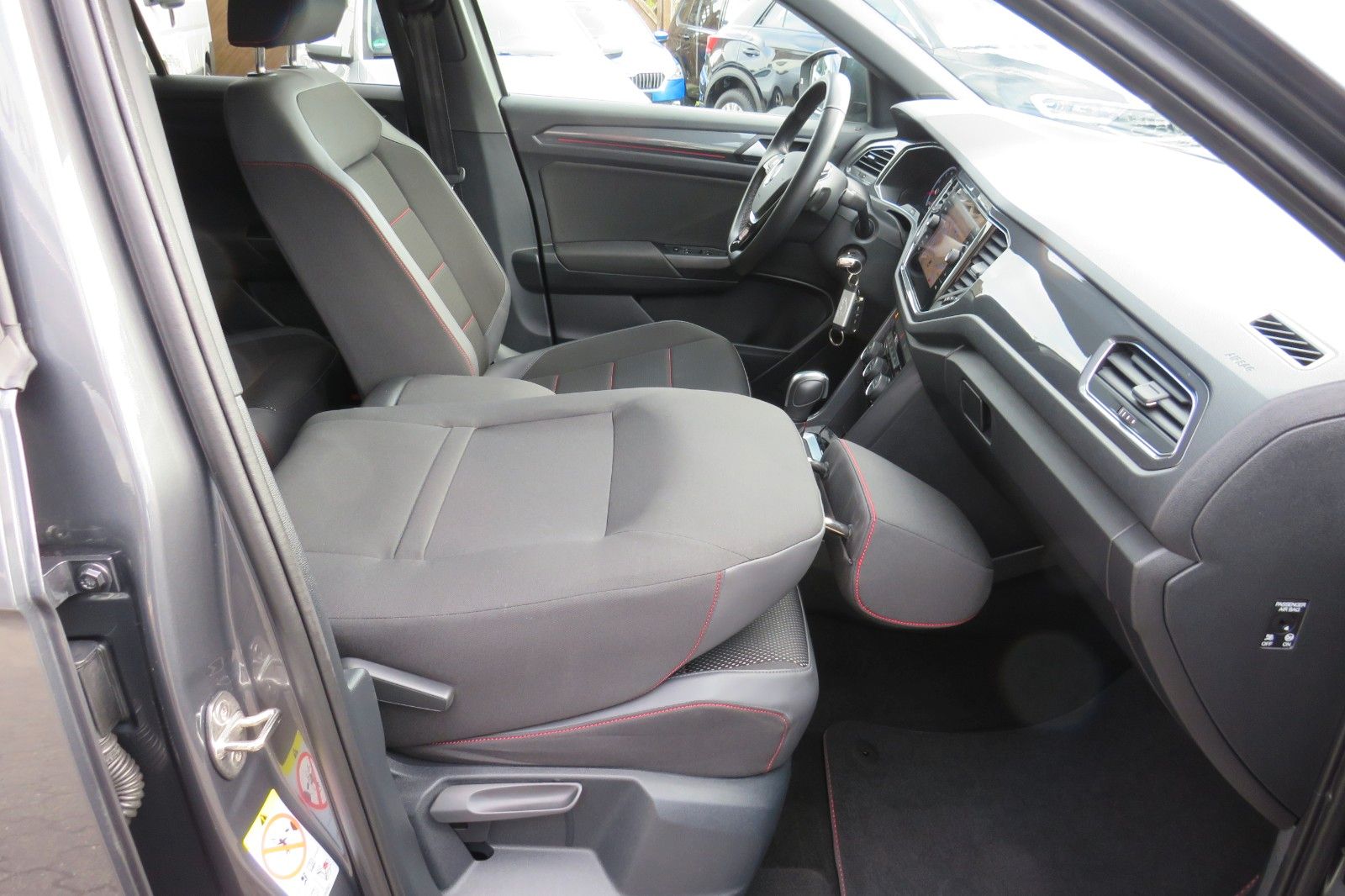 Fahrzeugabbildung Volkswagen T-Roc SPORT/R-LINE ACC KAMERA SITZH. 18`NAVI 1H