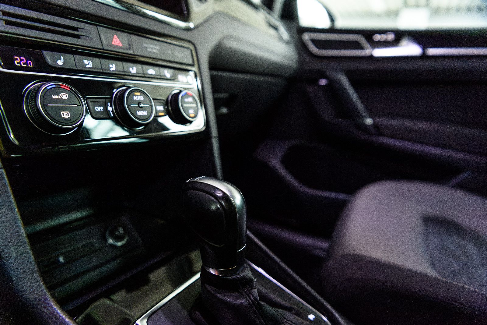 Fahrzeugabbildung Volkswagen Golf Sportsvan VII Highl+AHK+LED+GRA+SHZ+ALUFELG