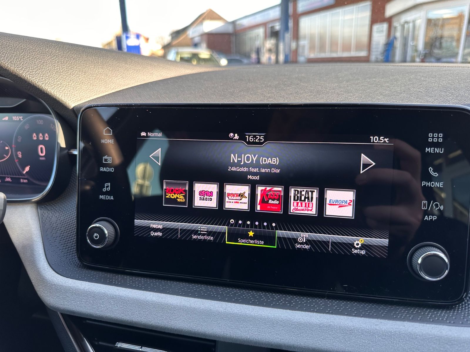 Fahrzeugabbildung SKODA Kamiq Selection 1.0 TSI DSG ACC/LED/PDC/eHeck