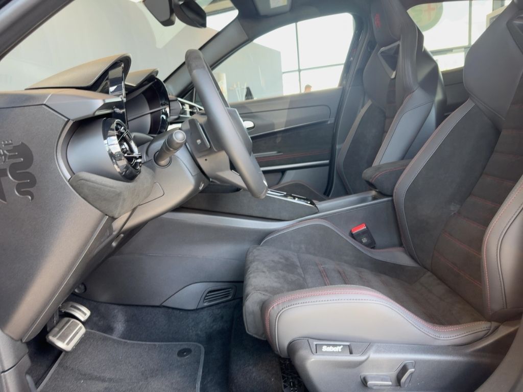 Fahrzeugabbildung Alfa Romeo Junior 145 PS Ibrida Q4 Allrad, P-Dach, 18'', Ma