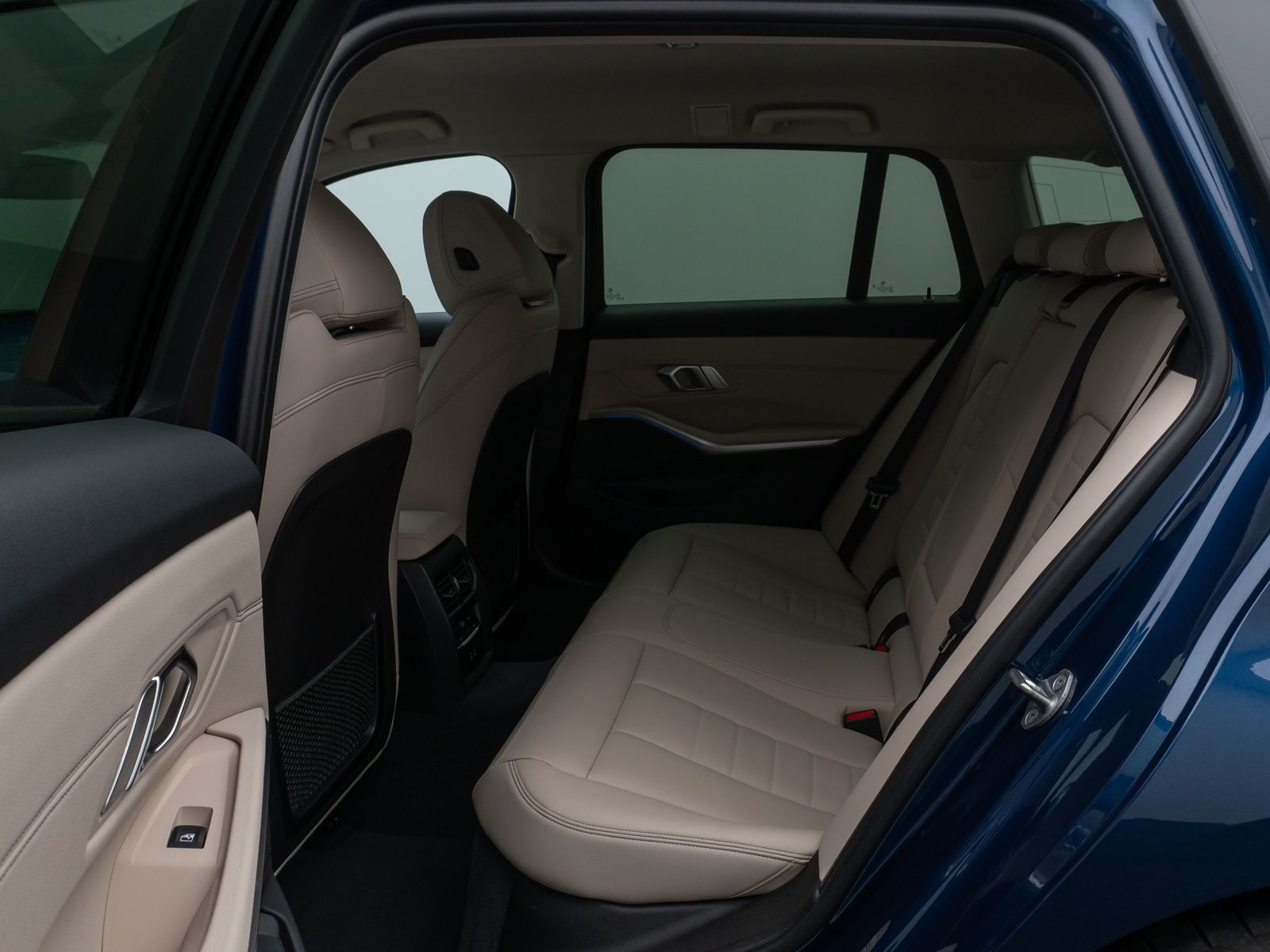 Fahrzeugabbildung BMW 330e xD Kamera HUD DAB HiFi Stop&Go AHK Sport