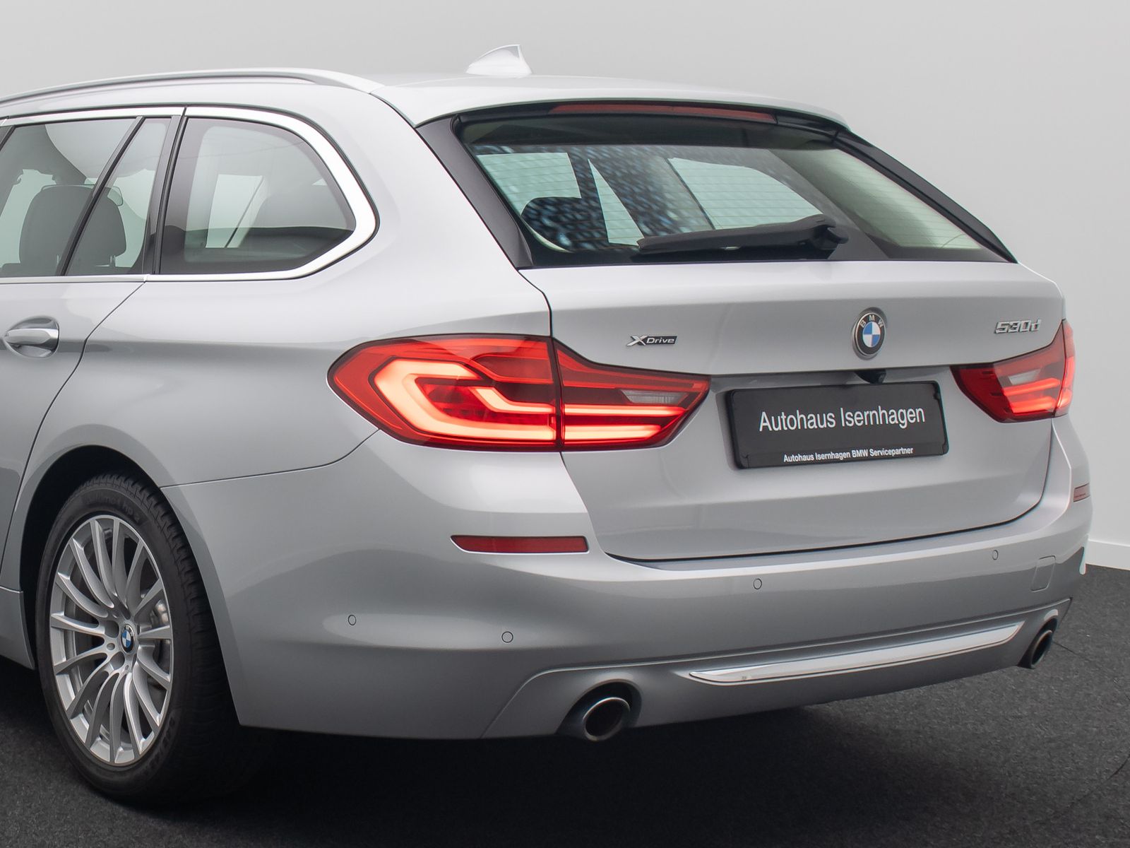 Fahrzeugabbildung BMW 530d xD LuxuryLine Panoram 360&deg;HUD HiFi DisplKey